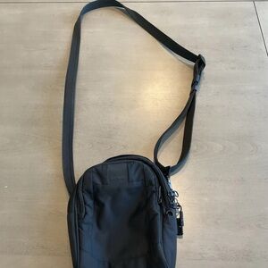 Pacsafe  Metrosafe LS100 AntiTheft Crossbody Shoulder Bag Black